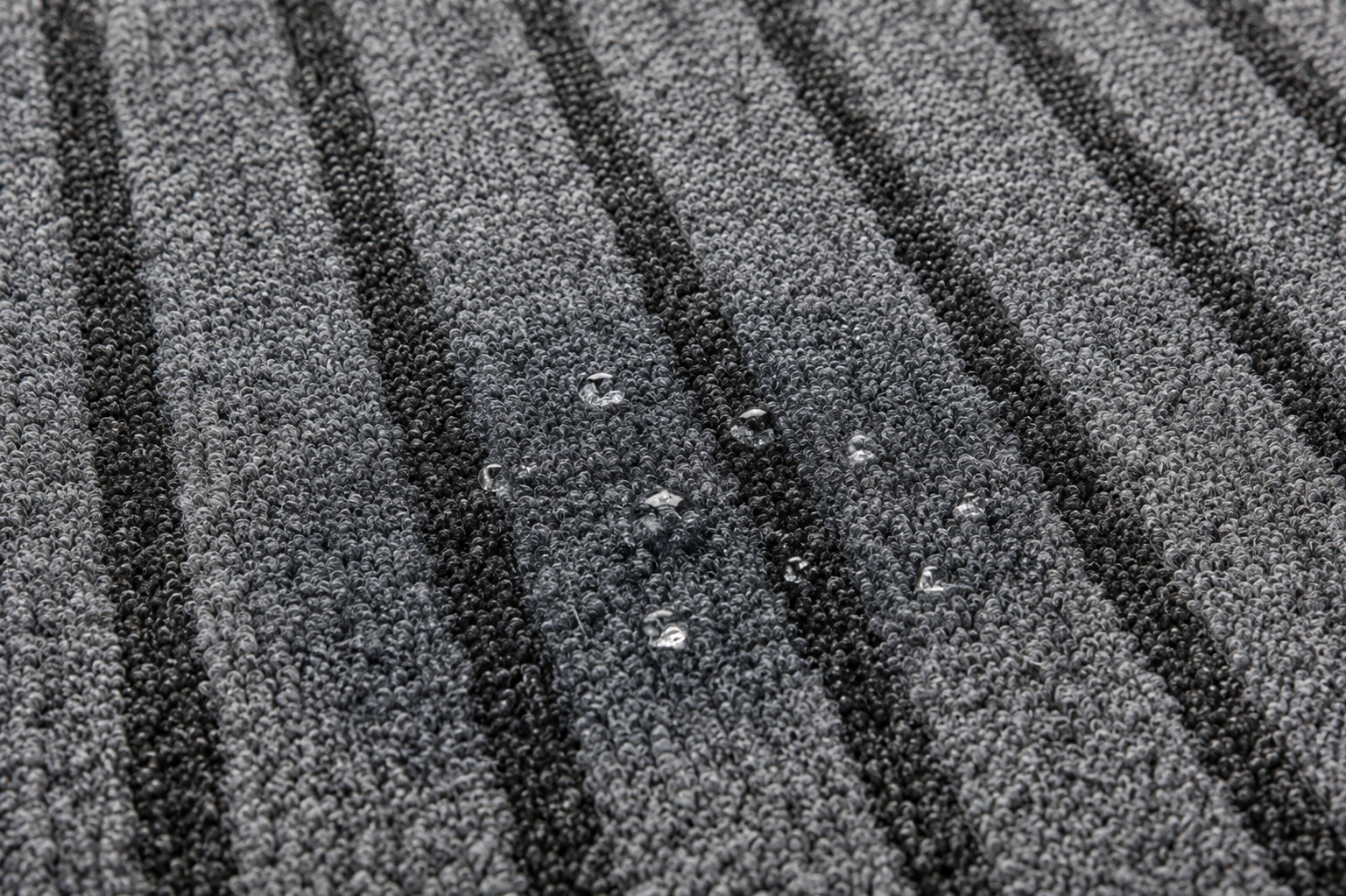 Gotas de água sobre as tramas absorventes do Tapete Duo